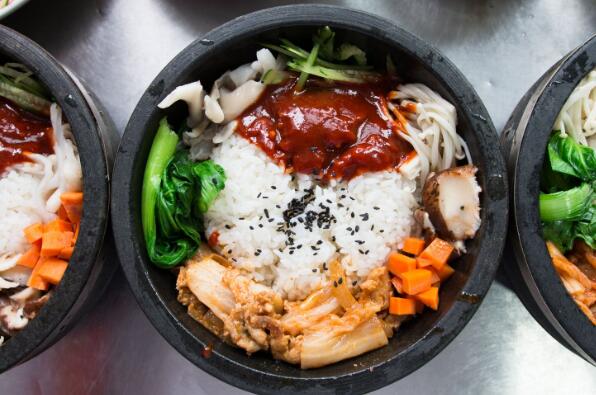 两个人创业适合做什么？选择食趣石代石锅拌饭加盟！
